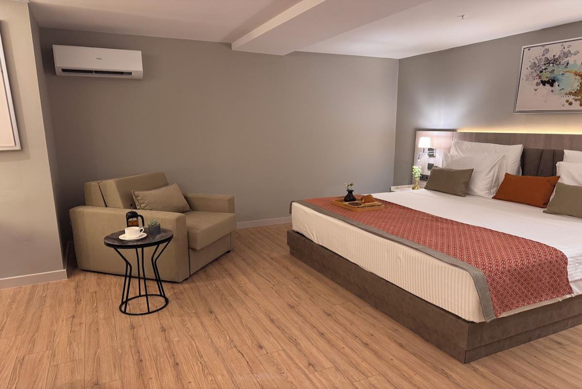 En fazla 2 yetişkin.