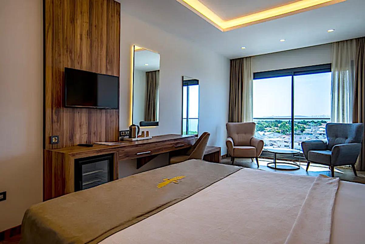 En fazla 3 yetişkin veya 2 yetişkin + 1 çocuk.