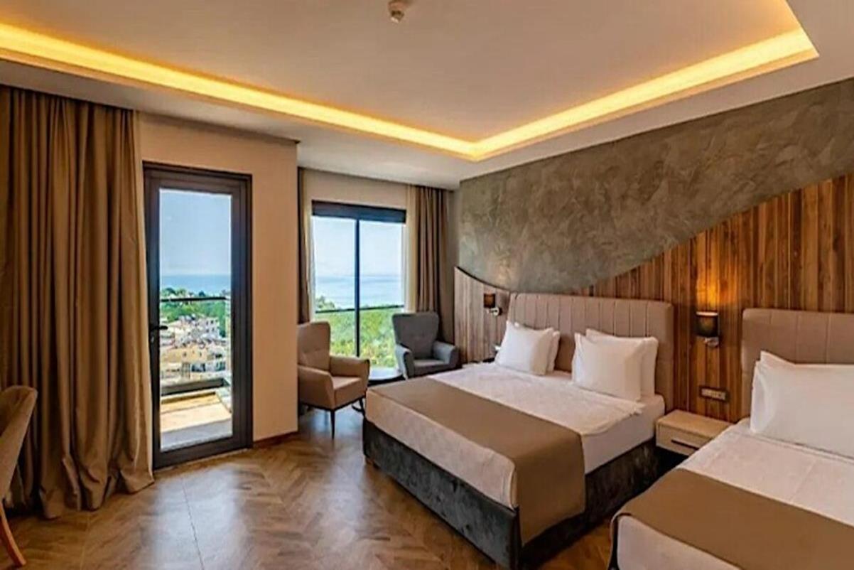 En az 2 yetişkin, En fazla 3 yetişkin + 1 çocuk veya 2 yetişkin + 2 çocuk.