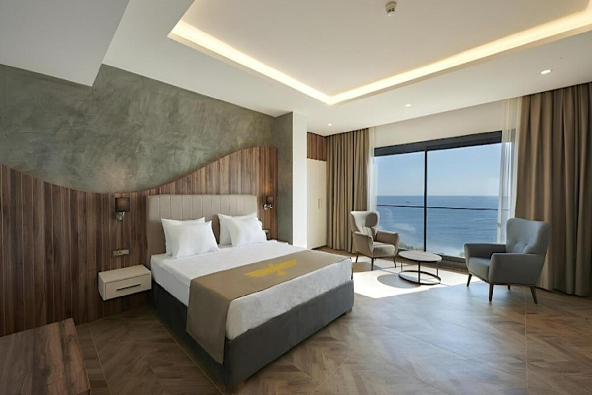 En fazla 3 yetişkin veya 2 yetişkin + 1 çocuk.