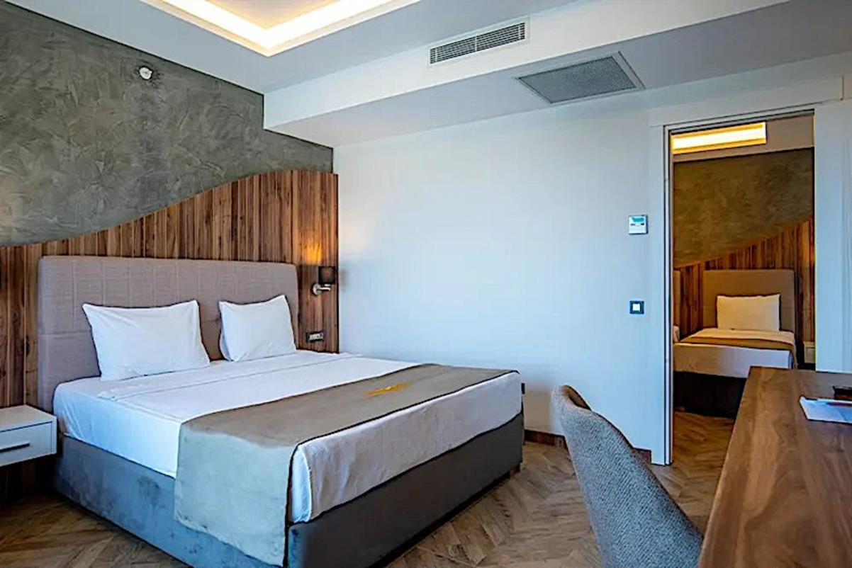 En az 3 yetişkin, En fazla 4 yetişkin + 1 çocuk veya 3 yetişkin + 1 çocuk.