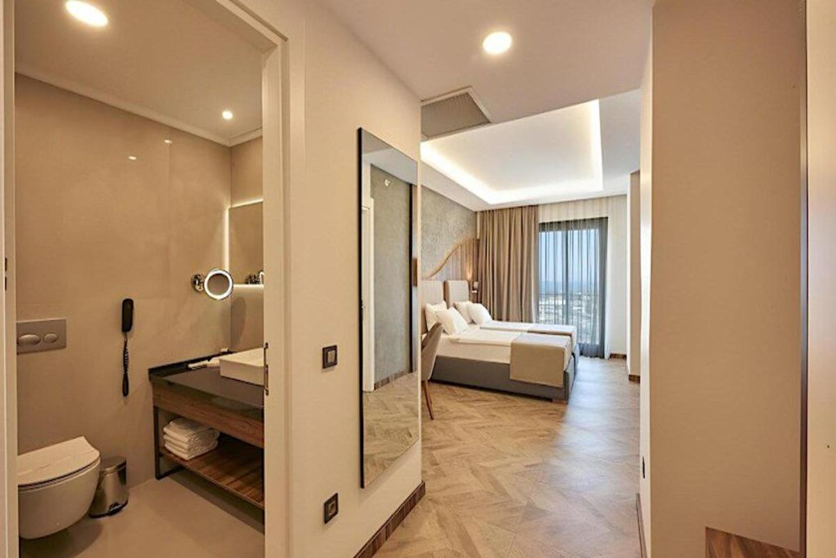 En az 2 yetişkin, En fazla 3 yetişkin + 1 çocuk veya 2 yetişkin + 2 çocuk.