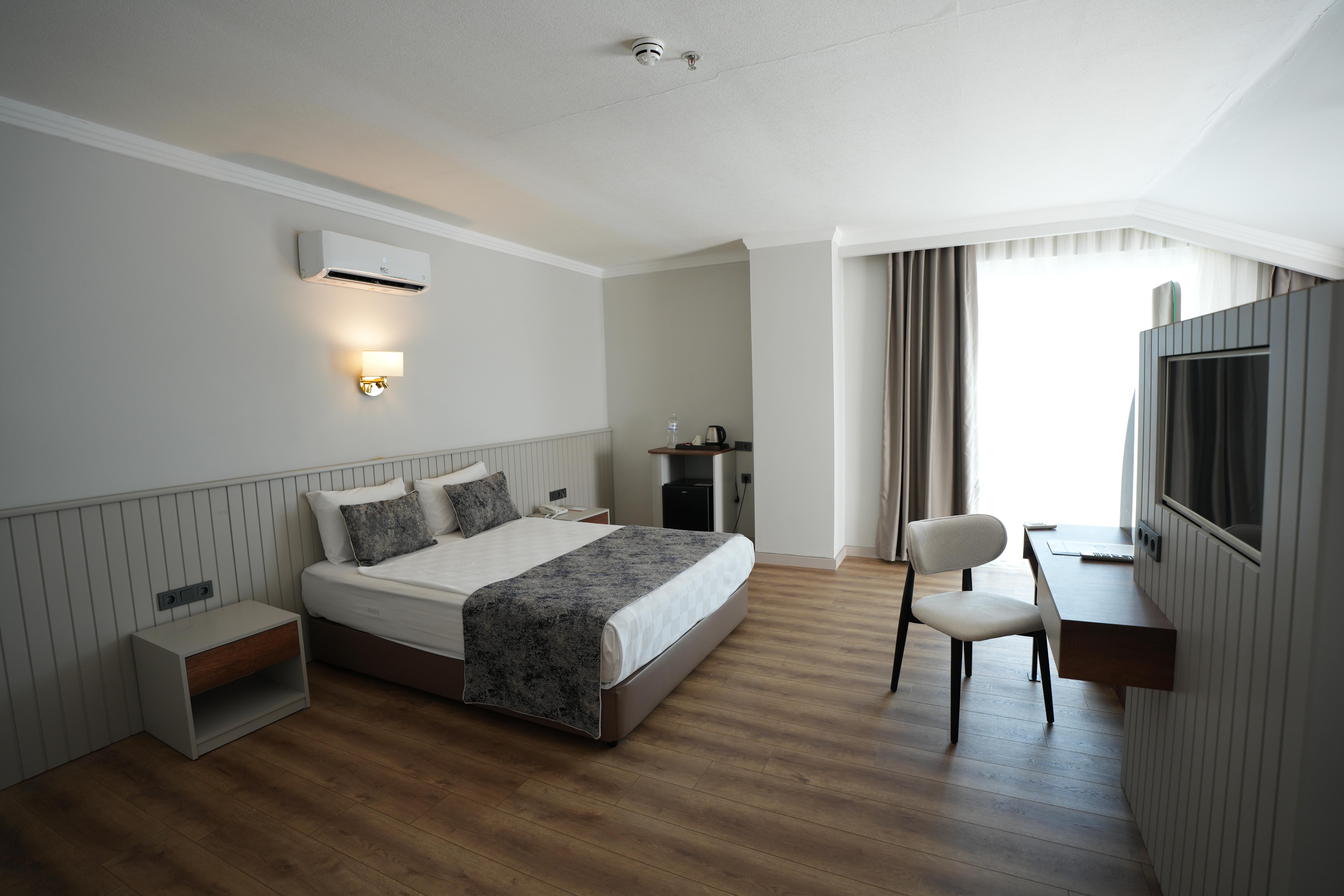 En az 2 yetişkin, En fazla 3 yetişkin veya 2 yetişkin + 1 çocuk.