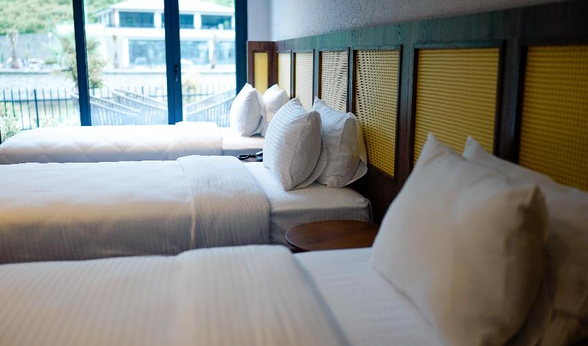 En fazla 3 yetişkin + 1 bebek (0-2 yaş).