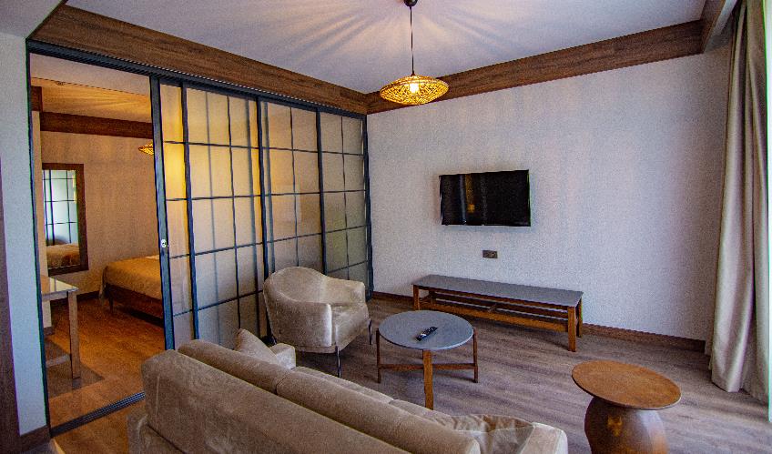 En fazla 4 yetişkin + 1 bebek (0-2 yaş).