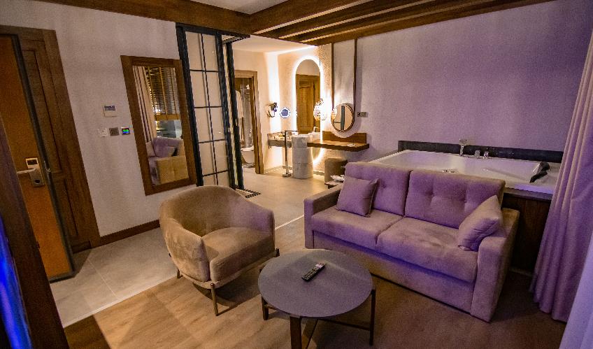 En fazla 3 yetişkin + 1 bebek (0-2 yaş).