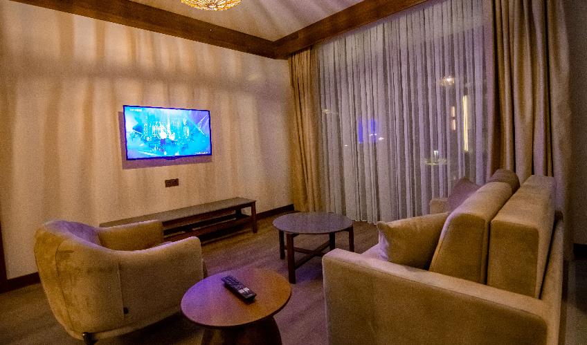 En fazla 4 yetişkin + 2 çocuk + 1 bebek (0-2 yaş) veya 3 yetişkin + 2 çocuk + 1 bebek (0-2 yaş).