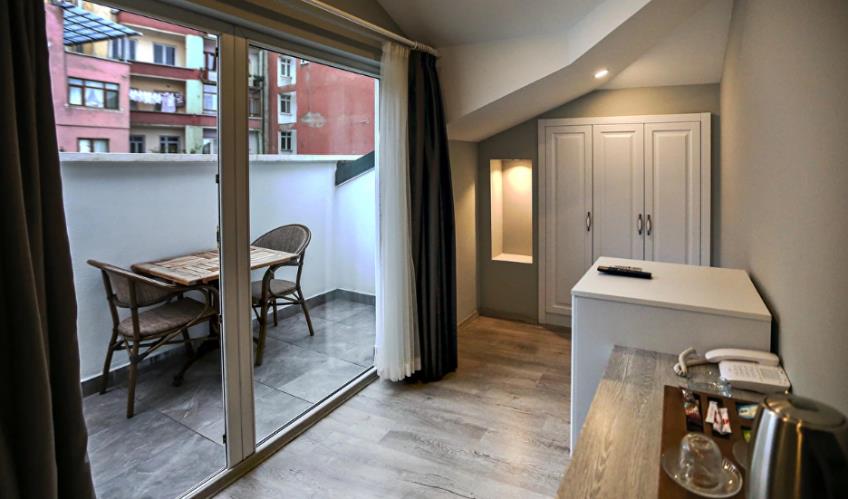 En fazla 2 yetişkin + 1 bebek (0-2 yaş).