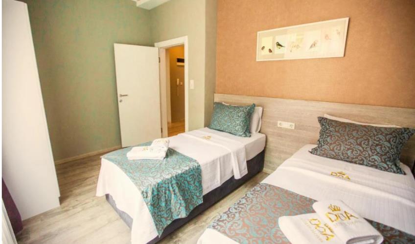 En fazla 2 yetişkin + 1 bebek (0-2 yaş).