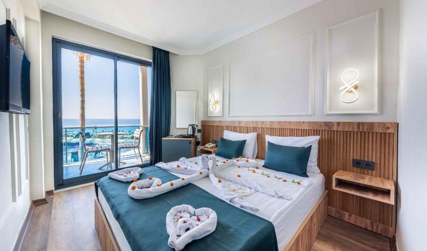 En fazla 3 yetişkin + 1 bebek (0-2 yaş).