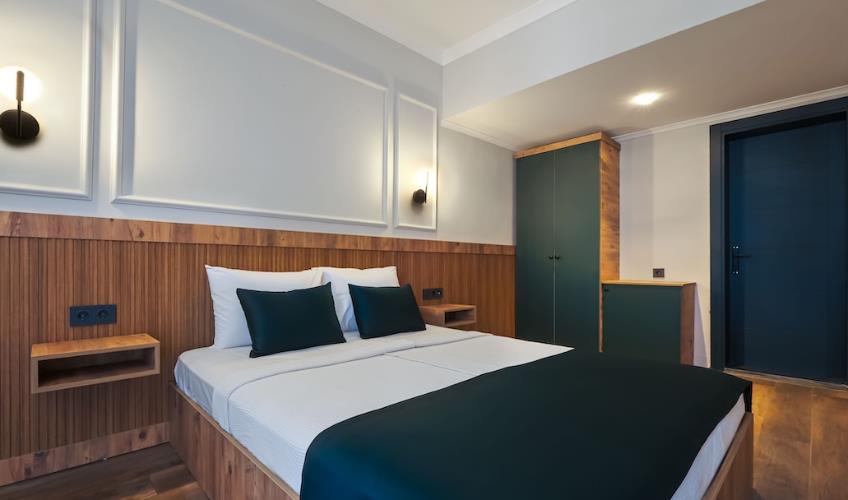 En fazla 3 yetişkin + 1 bebek (0-2 yaş).