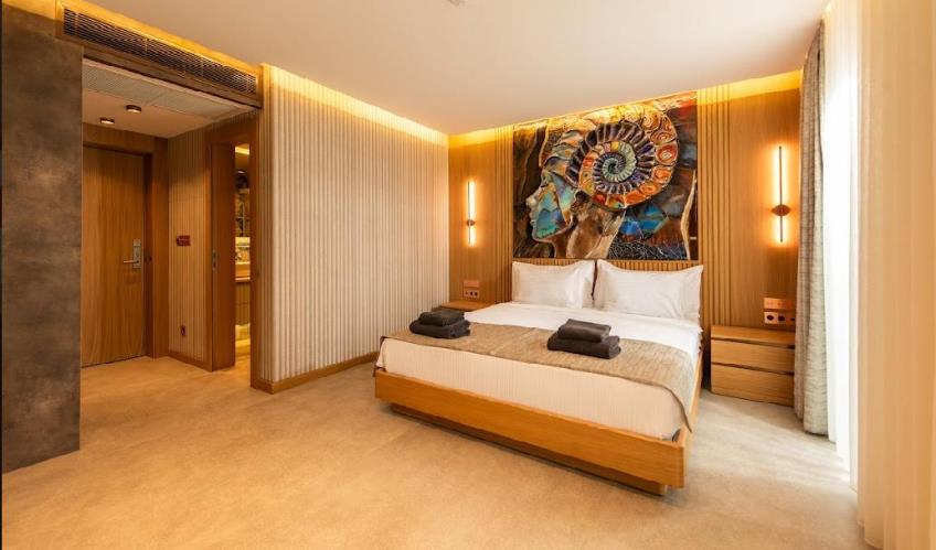 En fazla 3 yetişkin.