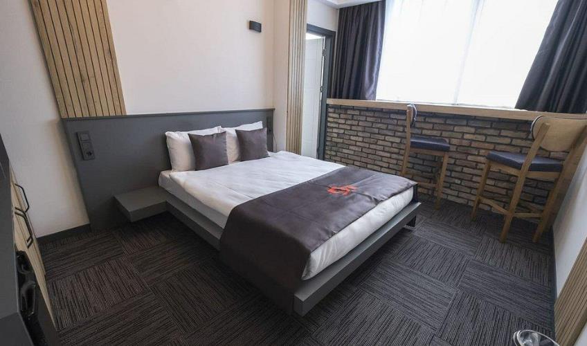 En fazla 2 yetişkin + 1 bebek (0-2 yaş).