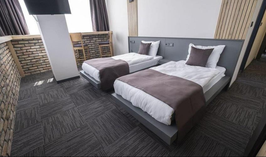 En fazla 3 yetişkin + 1 bebek (0-2 yaş).