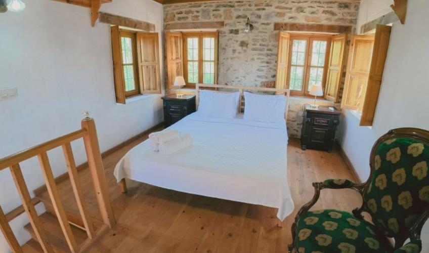 En fazla 3 yetişkin.