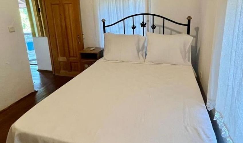 En fazla 3 yetişkin.