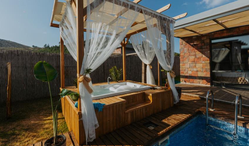 En fazla 2 yetişkin + 1 bebek (0-2 yaş).