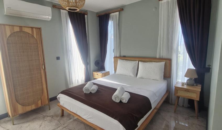 En fazla 2 yetişkin + 1 çocuk + 1 bebek (0-2 yaş) veya 1 yetişkin + 1 çocuk + 1 bebek (0-2 yaş).