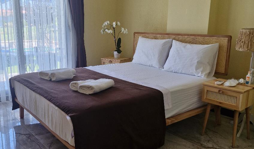 En fazla 3 yetişkin + 1 bebek (0-2 yaş).