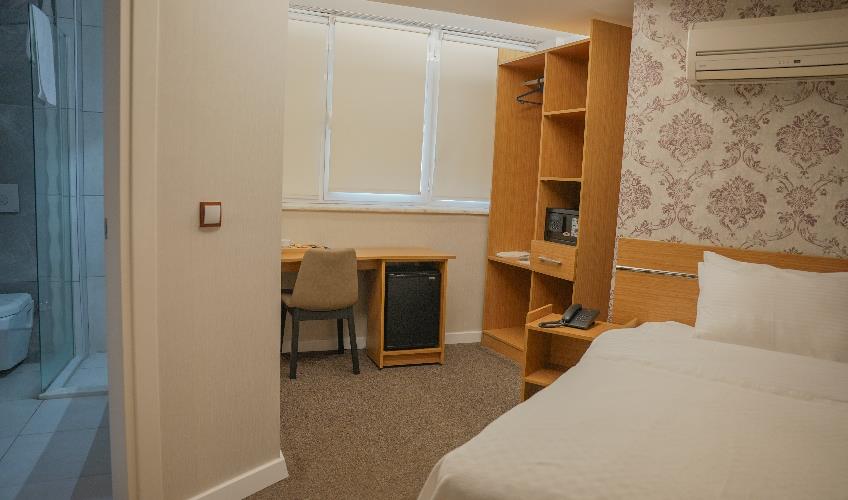 En fazla 1 yetişkin + 1 bebek (0-2 yaş).