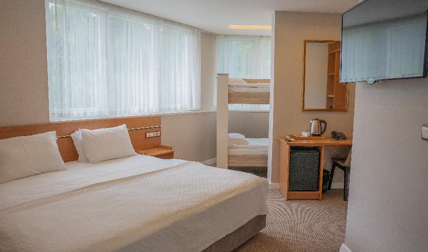 En fazla 4 yetişkin + 1 çocuk + 1 bebek (0-2 yaş) veya 3 yetişkin + 1 çocuk + 1 bebek (0-2 yaş).