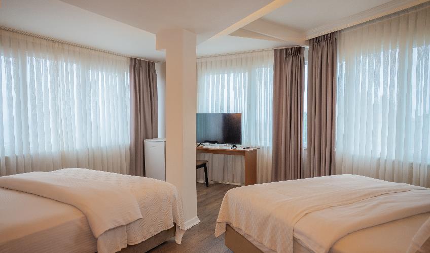 En fazla 4 yetişkin + 1 çocuk + 1 bebek (0-2 yaş) veya 3 yetişkin + 1 çocuk + 1 bebek (0-2 yaş).