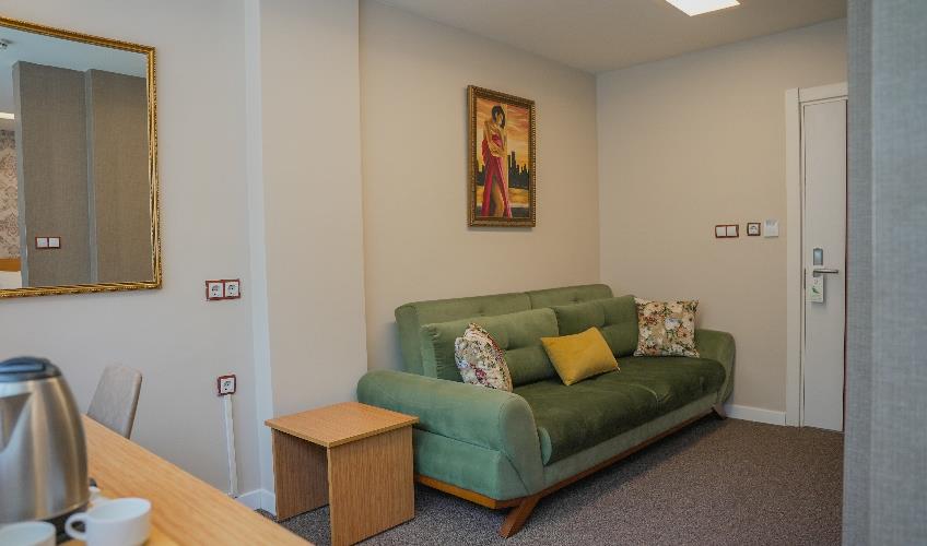 En fazla 2 yetişkin + 1 çocuk + 1 bebek (0-2 yaş) veya 1 yetişkin + 1 çocuk + 1 bebek (0-2 yaş).