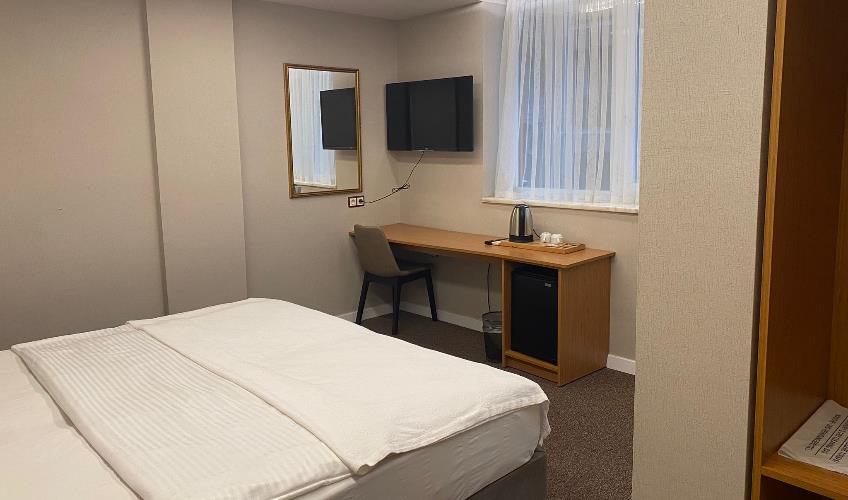 En fazla 3 yetişkin + 1 bebek (0-2 yaş).