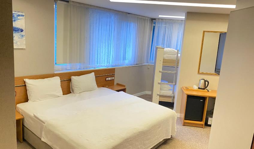 En fazla 4 yetişkin + 1 çocuk + 1 bebek (0-2 yaş) veya 3 yetişkin + 1 çocuk + 1 bebek (0-2 yaş).