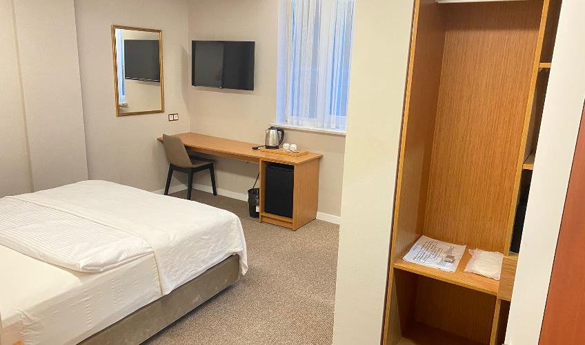 En fazla 3 yetişkin + 1 bebek (0-2 yaş).