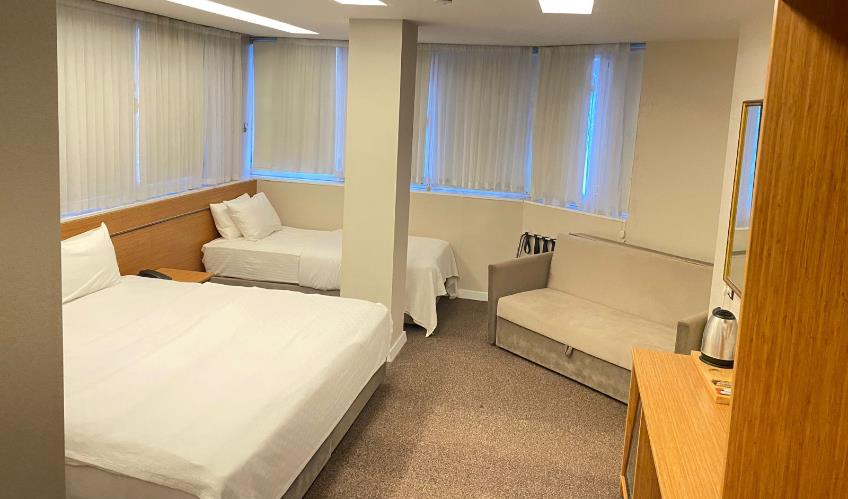 En fazla 4 yetişkin + 1 çocuk + 1 bebek (0-2 yaş) veya 3 yetişkin + 1 çocuk + 1 bebek (0-2 yaş).