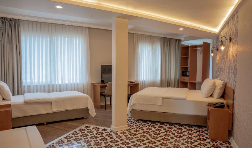 En fazla 4 yetişkin + 1 çocuk + 1 bebek (0-2 yaş) veya 3 yetişkin + 1 çocuk + 1 bebek (0-2 yaş).