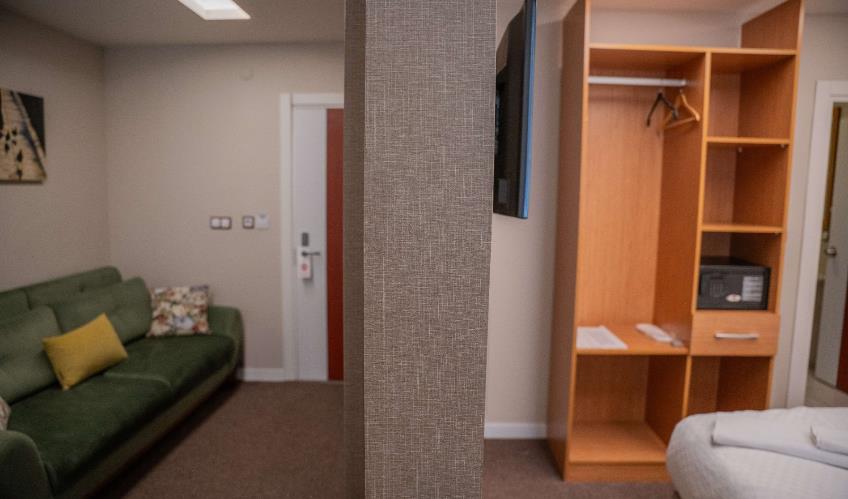 En fazla 2 yetişkin + 1 çocuk + 1 bebek (0-2 yaş) veya 1 yetişkin + 1 çocuk + 1 bebek (0-2 yaş).