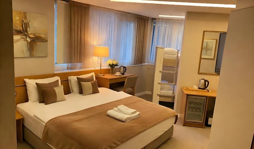 En fazla 4 yetişkin + 1 çocuk + 1 bebek (0-2 yaş) veya 3 yetişkin + 1 çocuk + 1 bebek (0-2 yaş).