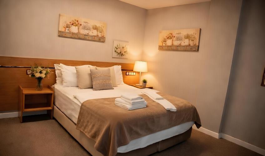 En fazla 3 yetişkin + 1 bebek (0-2 yaş).