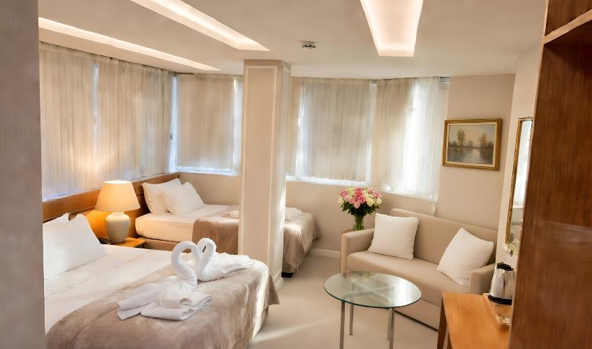 En fazla 4 yetişkin + 1 çocuk + 1 bebek (0-2 yaş) veya 3 yetişkin + 1 çocuk + 1 bebek (0-2 yaş).