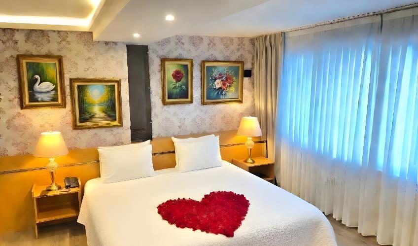 En fazla 2 yetişkin + 1 çocuk + 1 bebek (0-2 yaş) veya 1 yetişkin + 1 çocuk + 1 bebek (0-2 yaş).