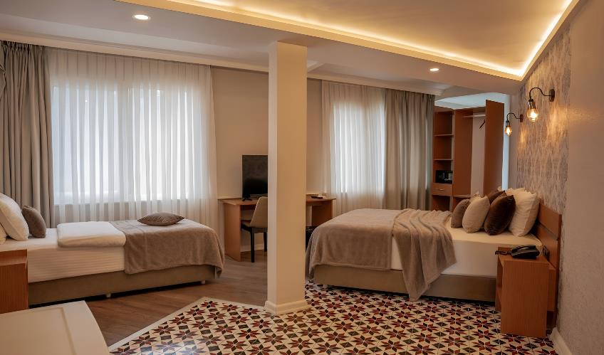 En fazla 4 yetişkin + 1 çocuk + 1 bebek (0-2 yaş) veya 3 yetişkin + 1 çocuk + 1 bebek (0-2 yaş).