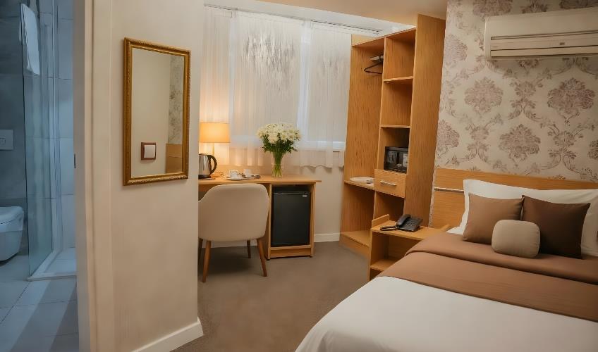 En fazla 1 yetişkin + 1 bebek (0-2 yaş).