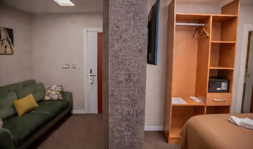 En fazla 2 yetişkin + 1 çocuk + 1 bebek (0-2 yaş) veya 1 yetişkin + 1 çocuk + 1 bebek (0-2 yaş).