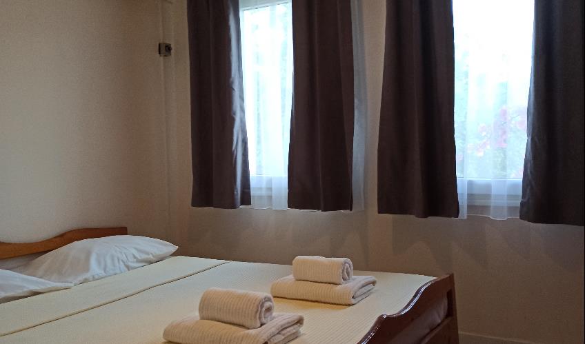 En fazla 4 yetişkin + 2 çocuk + 1 bebek (0-2 yaş) veya 3 yetişkin + 2 çocuk + 1 bebek (0-2 yaş).