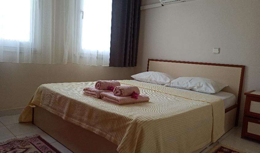 En fazla 4 yetişkin + 1 çocuk + 1 bebek (0-2 yaş) veya 3 yetişkin + 1 çocuk + 1 bebek (0-2 yaş).