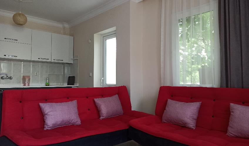 En fazla 4 yetişkin + 1 çocuk + 1 bebek (0-2 yaş) veya 3 yetişkin + 1 çocuk + 1 bebek (0-2 yaş).