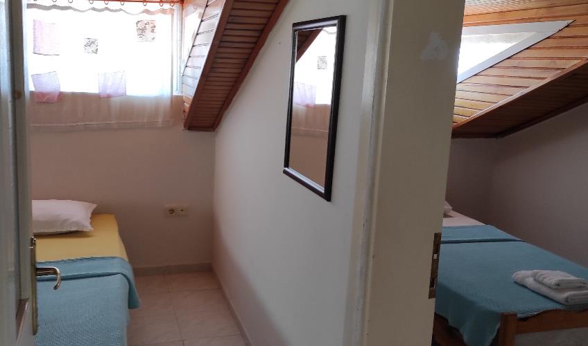 En fazla 4 yetişkin + 2 çocuk + 1 bebek (0-2 yaş) veya 3 yetişkin + 2 çocuk + 1 bebek (0-2 yaş).