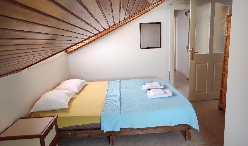 En fazla 4 yetişkin + 2 çocuk + 1 bebek (0-2 yaş) veya 3 yetişkin + 2 çocuk + 1 bebek (0-2 yaş).