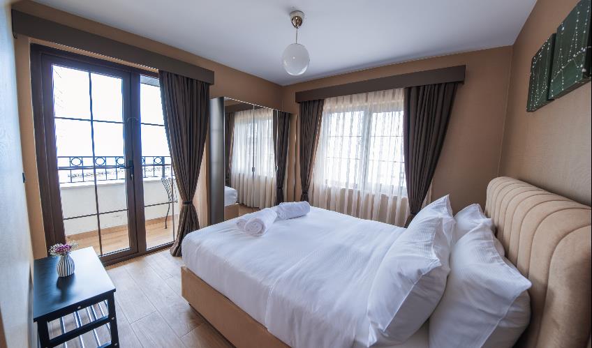 En az 4 yetişkin, En fazla 4 yetişkin + 1 bebek (0-2 yaş).