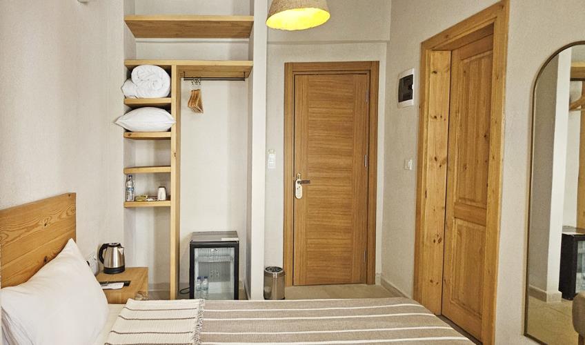 En fazla 1 yetişkin.