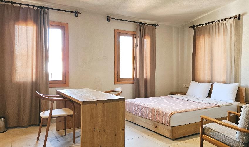 En fazla 3 yetişkin.