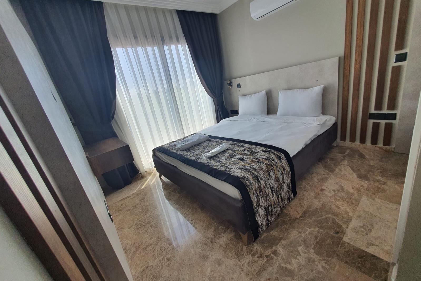 En fazla 3 yetişkin veya 2 yetişkin + 1 çocuk.