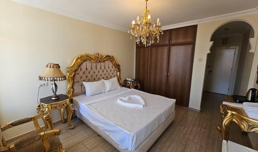 En fazla 2 yetişkin + 1 bebek (0-2 yaş).